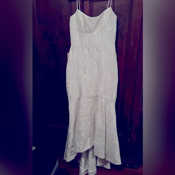 ML Monique Lhuillier Elegant Jacquard White Evening Gown